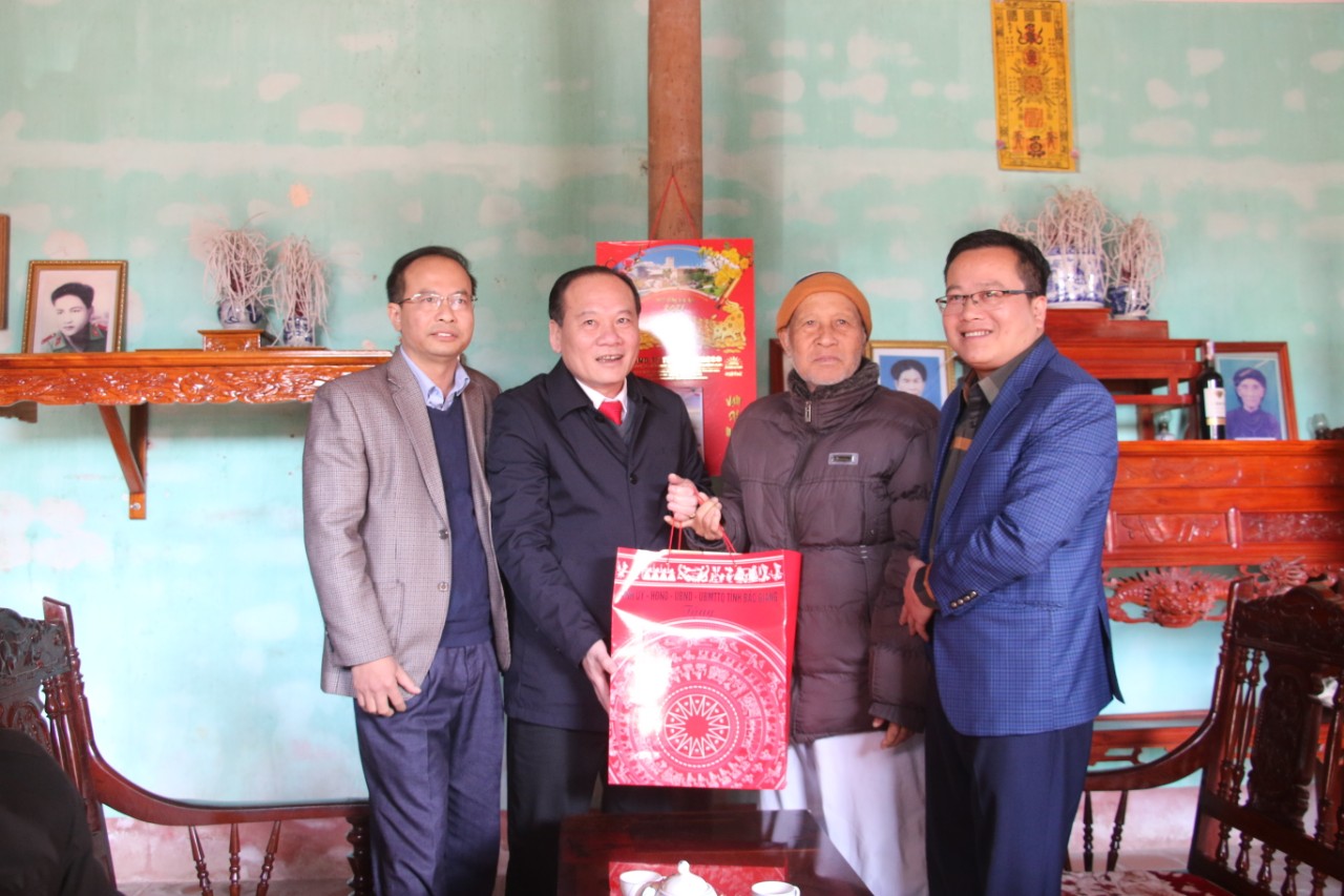 Chủ tịch Ủy ban MTTQ tỉnh thăm tặng quà người có công  và hộ nghèo tại huyện Lạng Giang